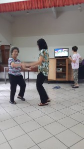 辅导老师与乐龄人士一起跳舞。