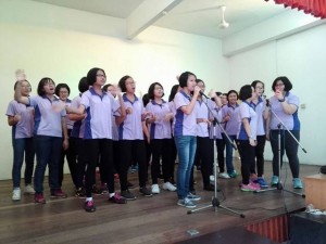 全体同龄辅导员一起表演歌唱节目。